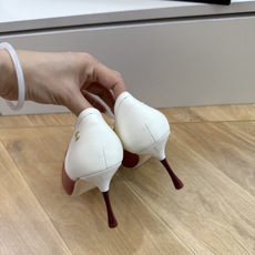 G238Chane*26ss新款玛丽珍单鞋高跟鞋凉鞋 温柔名媛的氛围感缓缓蔓延,圆润鞋头搭配精巧的小蝴蝶结,撞色方头贴标 G238Chane*26ss新款玛丽珍单鞋高跟鞋凉鞋 温柔名媛的氛围感缓缓蔓延,圆润鞋头搭配精巧的小蝴蝶结,撞色方头贴标