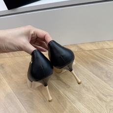 G238Chane*26ss新款玛丽珍单鞋高跟鞋凉鞋 温柔名媛的氛围感缓缓蔓延,圆润鞋头搭配精巧的小蝴蝶结,撞色方头贴标 G238Chane*26ss新款玛丽珍单鞋高跟鞋凉鞋 温柔名媛的氛围感缓缓蔓延,圆润鞋头搭配精巧的小蝴蝶结,撞色方头贴标