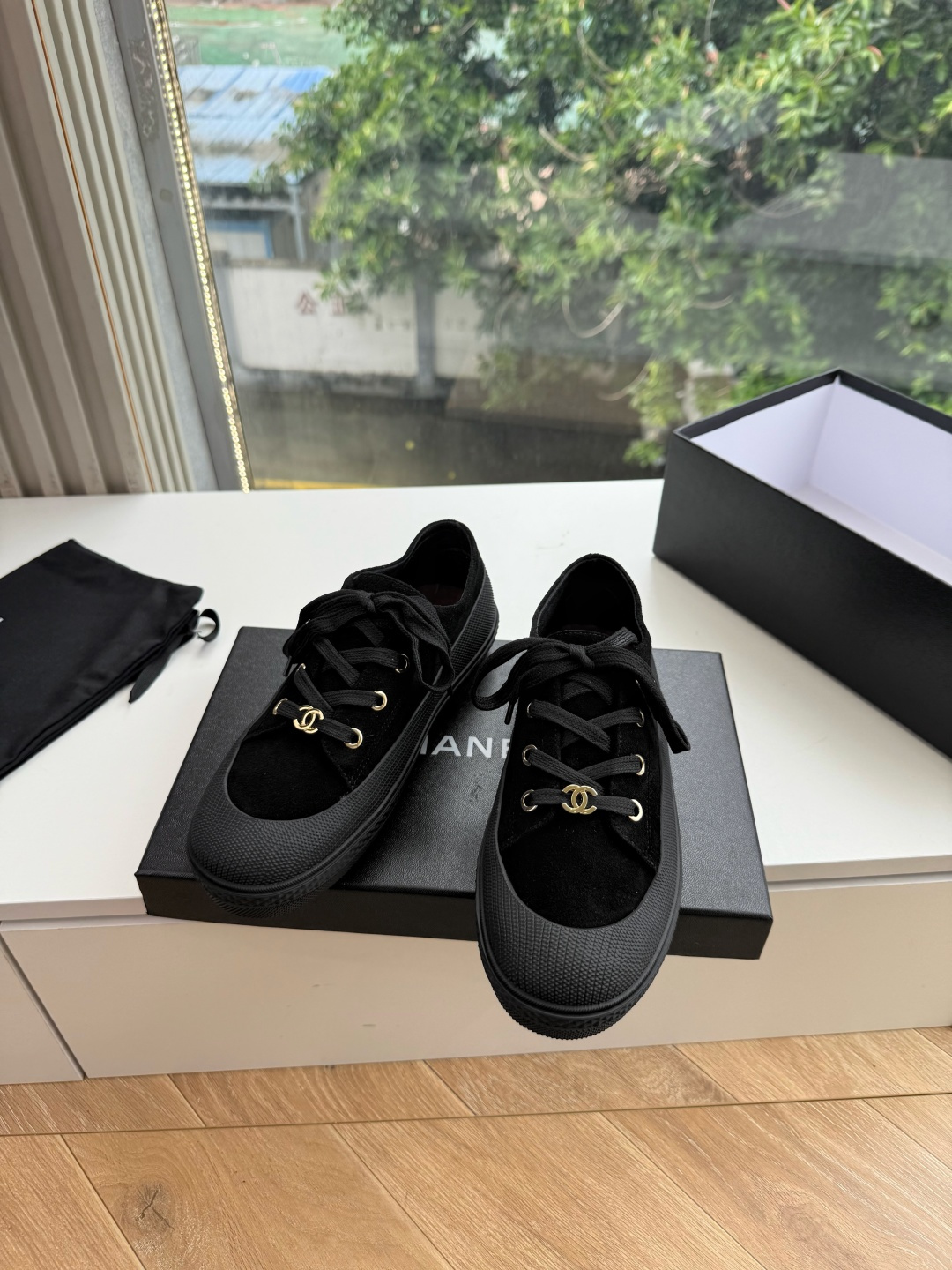 G059chanel26a球鞋美到心巴上 一买一个不吱声 讲道理 看到实物穿上脚 就会觉得更好看 有底有厚度 可能左边的