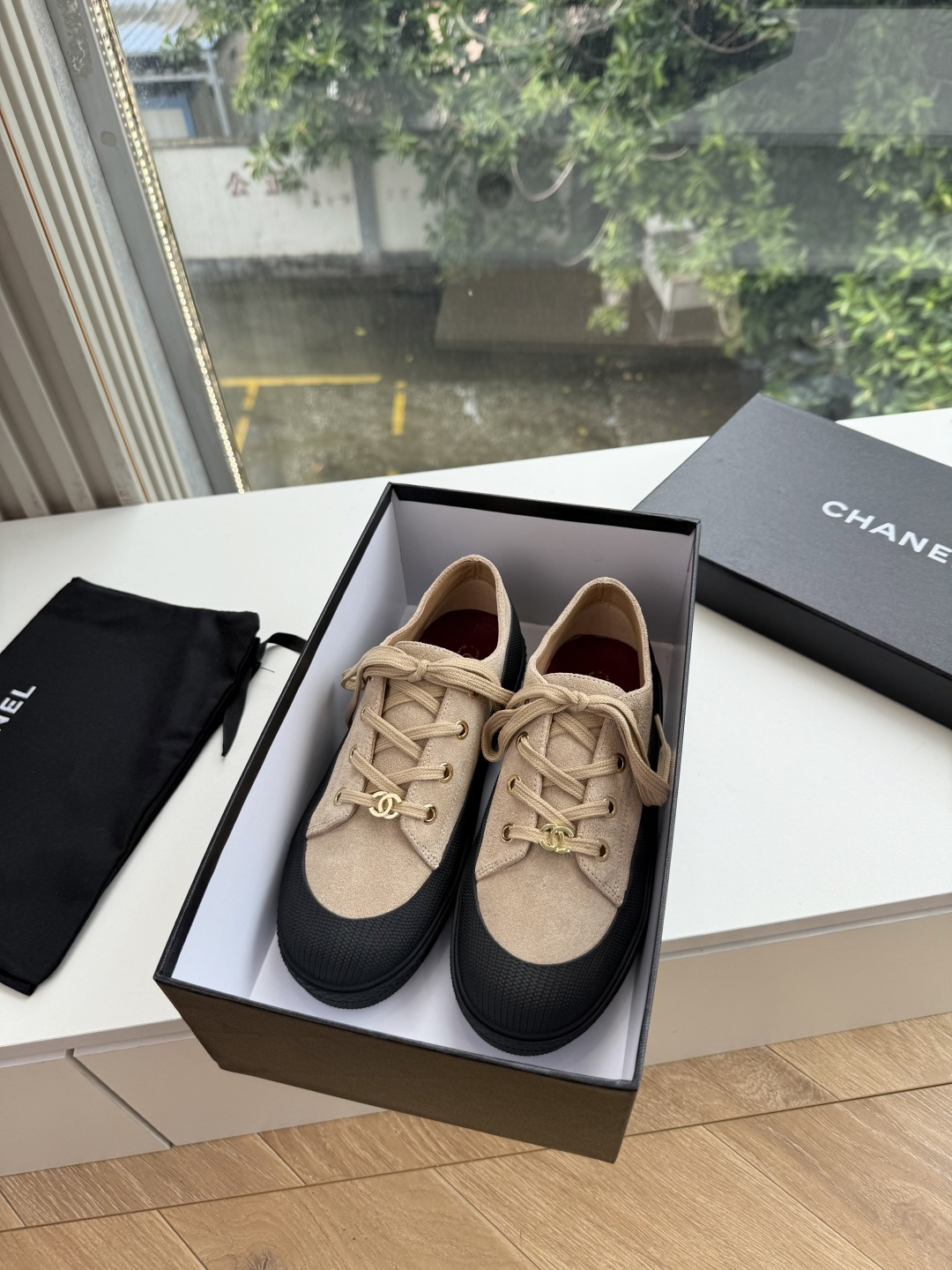 G059chanel26a球鞋美到心巴上 一买一个不吱声 讲道理 看到实物穿上脚 就会觉得更好看 有底有厚度 可能左边的