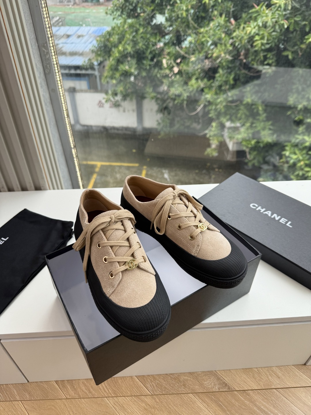 G059chanel26a球鞋美到心巴上 一买一个不吱声 讲道理 看到实物穿上脚 就会觉得更好看 有底有厚度 可能左边的