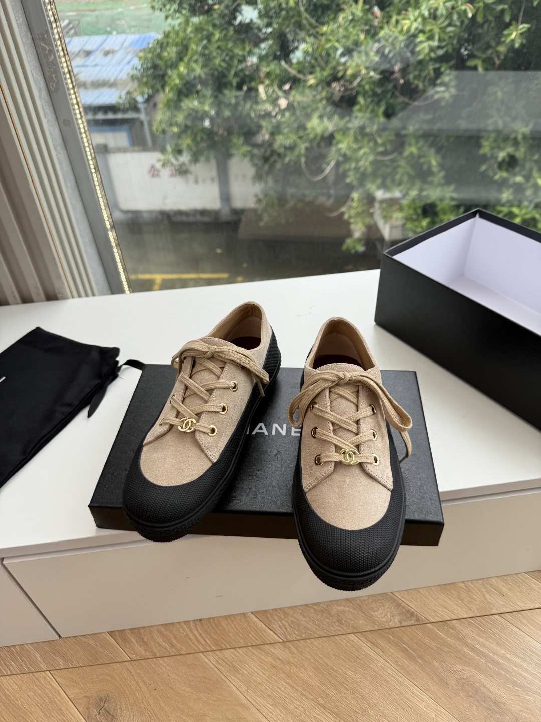 G059chanel26a球鞋美到心巴上 一买一个不吱声 讲道理 看到实物穿上脚 就会觉得更好看 有底有厚度 可能左边的