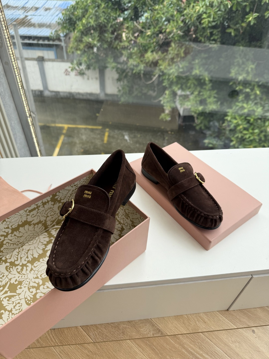 G304Miu Mi*26ss新款擦色乐福鞋 自带复古贵气氛围感的乐福单鞋，圆润鞋头搭配鞋身褶皱设计，复古金属圆环搭扣点