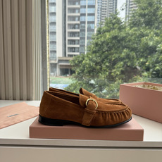 G304Miu Mi*26ss新款擦色乐福鞋 自带复古贵气氛围感的乐福单鞋,圆润鞋头搭配鞋身褶皱设计,复古金属圆环搭扣点 G304Miu Mi*26ss新款擦色乐福鞋 自带复古贵气氛围感的乐福单鞋,圆润鞋头搭配鞋身褶皱设计,复古金属圆环搭扣点
