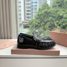 G304Miu Mi*26ss新款擦色乐福鞋 自带复古贵气氛围感的乐福单鞋,圆润鞋头搭配鞋身褶皱设计,复古金属圆环搭扣点 G304Miu Mi*26ss新款擦色乐福鞋 自带复古贵气氛围感的乐福单鞋,圆润鞋头搭配鞋身褶皱设计,复古金属圆环搭扣点