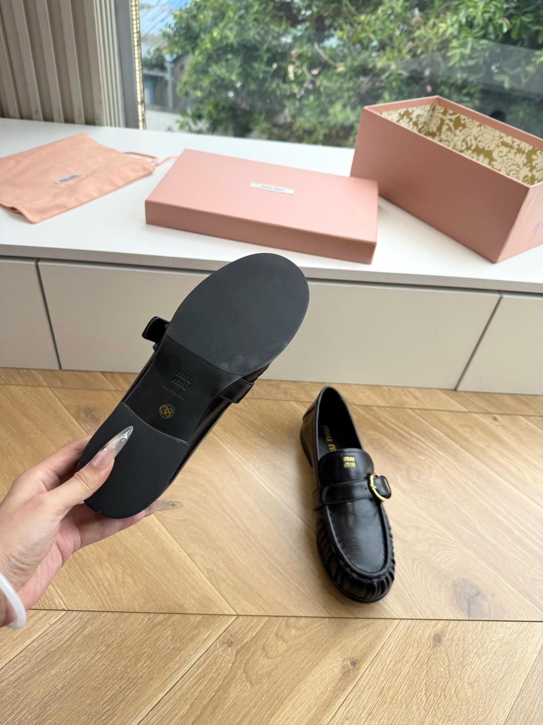 G304Miu Mi*26ss新款擦色乐福鞋 自带复古贵气氛围感的乐福单鞋,圆润鞋头搭配鞋身褶皱设计,复古金属圆环搭扣点 G304Miu Mi*26ss新款擦色乐福鞋 自带复古贵气氛围感的乐福单鞋,圆润鞋头搭配鞋身褶皱设计,复古金属圆环搭扣点