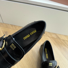 G304Miu Mi*26ss新款擦色乐福鞋 自带复古贵气氛围感的乐福单鞋,圆润鞋头搭配鞋身褶皱设计,复古金属圆环搭扣点 G304Miu Mi*26ss新款擦色乐福鞋 自带复古贵气氛围感的乐福单鞋,圆润鞋头搭配鞋身褶皱设计,复古金属圆环搭扣点