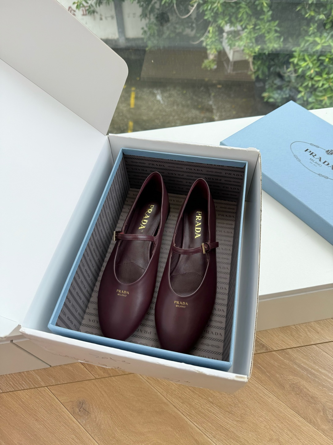 G887统一飞机盒顶级品质所见即所得Prada/普拉达26WF早春新品复古三角标褶皱粗跟平底玛丽珍鞋单鞋 当米兰1913