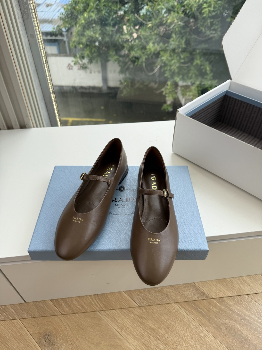 G887统一飞机盒顶级品质所见即所得Prada/普拉达26WF早春新品复古三角标褶皱粗跟平底玛丽珍鞋单鞋 当米兰1913
