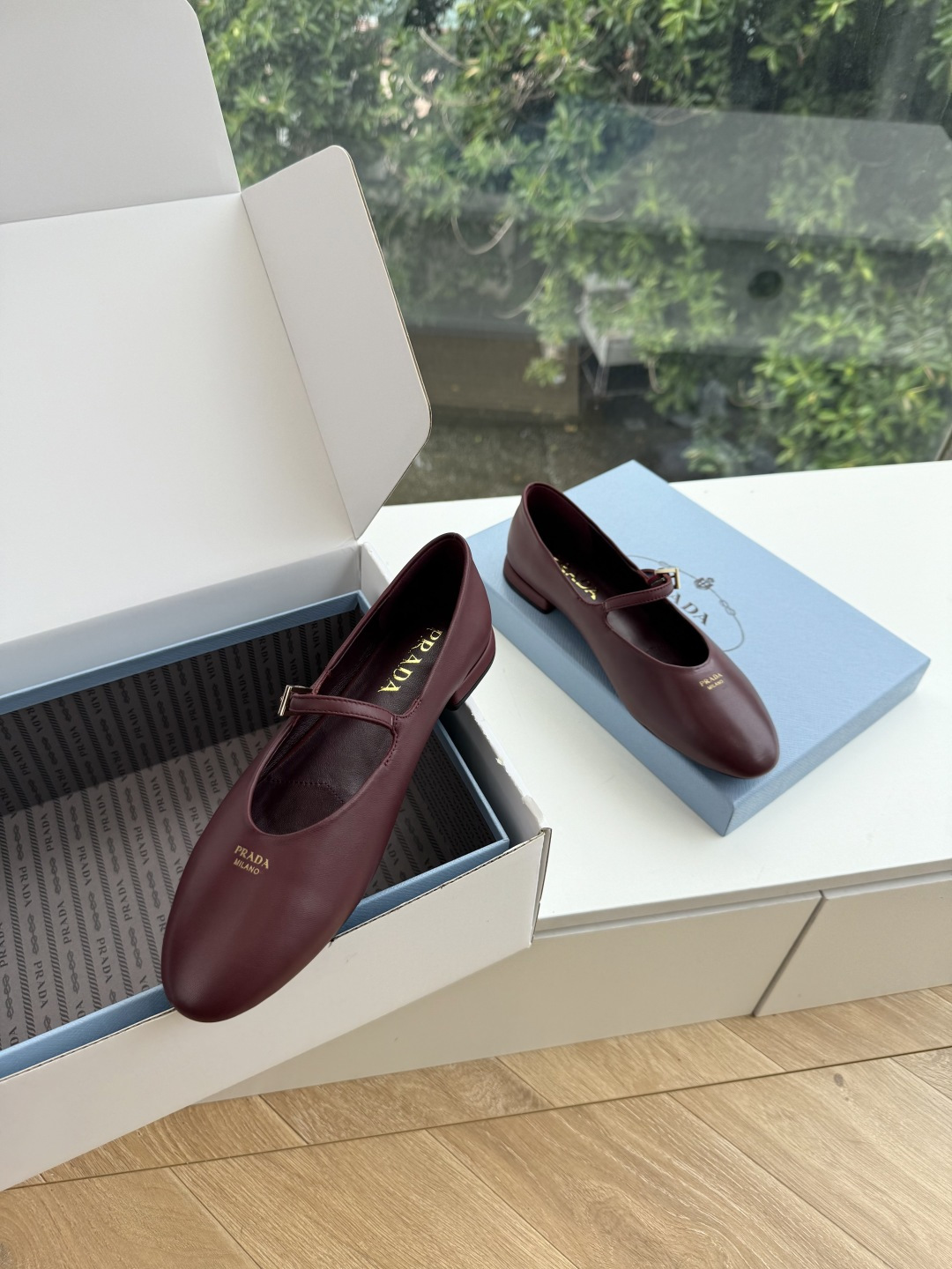 G887统一飞机盒顶级品质所见即所得Prada/普拉达26WF早春新品复古三角标褶皱粗跟平底玛丽珍鞋单鞋 当米兰1913