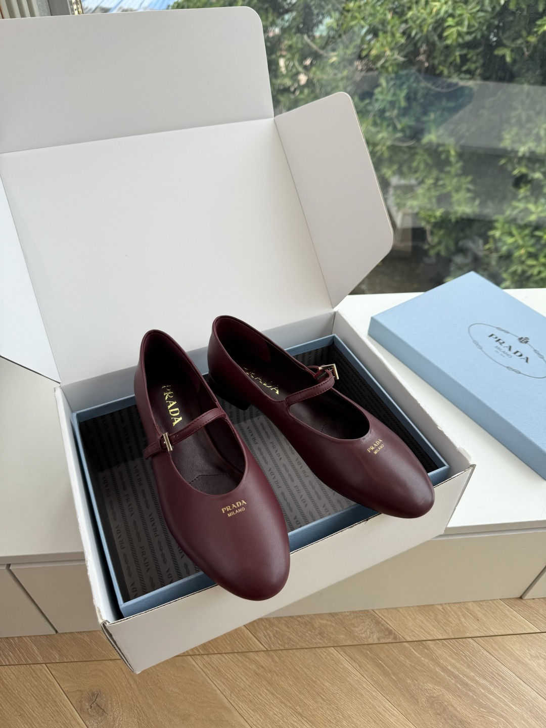 G887统一飞机盒顶级品质所见即所得Prada/普拉达26WF早春新品复古三角标褶皱粗跟平底玛丽珍鞋单鞋 当米兰1913