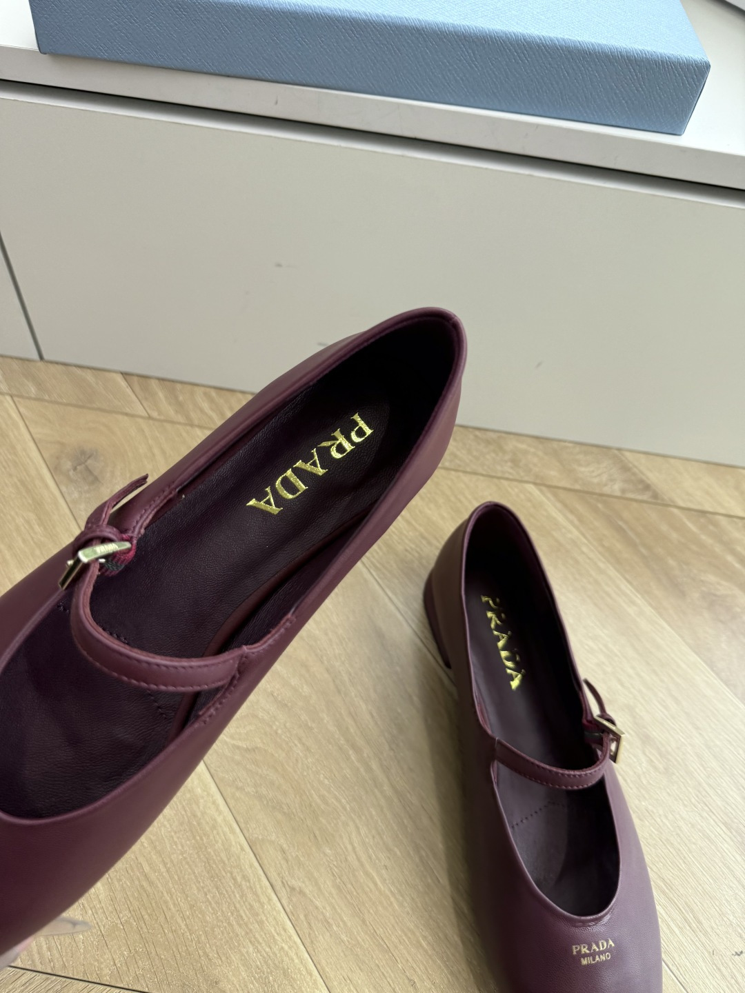 G887统一飞机盒顶级品质所见即所得Prada/普拉达26WF早春新品复古三角标褶皱粗跟平底玛丽珍鞋单鞋 当米兰1913