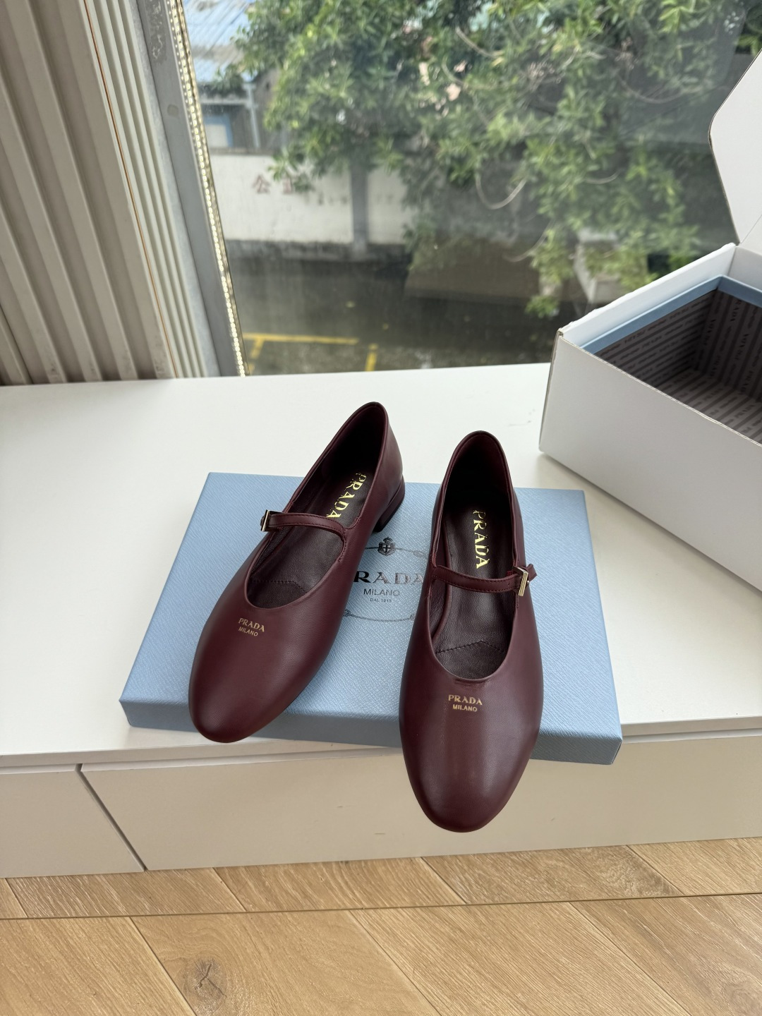 G887统一飞机盒顶级品质所见即所得Prada/普拉达26WF早春新品复古三角标褶皱粗跟平底玛丽珍鞋单鞋 当米兰1913