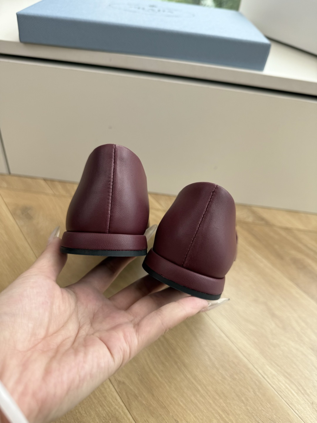 G887统一飞机盒顶级品质所见即所得Prada/普拉达26WF早春新品复古三角标褶皱粗跟平底玛丽珍鞋单鞋 当米兰1913