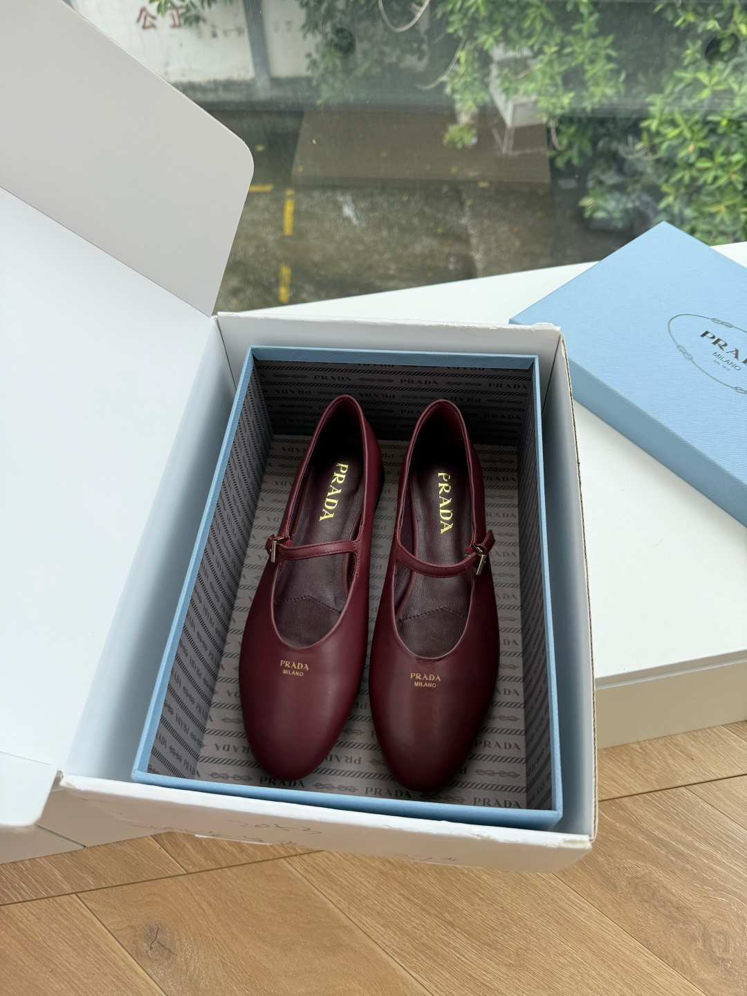 G887统一飞机盒顶级品质所见即所得Prada/普拉达26WF早春新品复古三角标褶皱粗跟平底玛丽珍鞋单鞋 当米兰1913