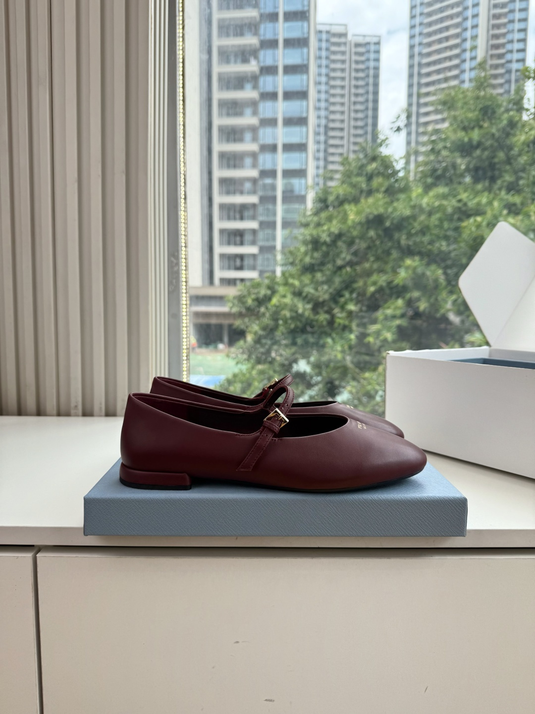 G887统一飞机盒顶级品质所见即所得Prada/普拉达26WF早春新品复古三角标褶皱粗跟平底玛丽珍鞋单鞋 当米兰1913
