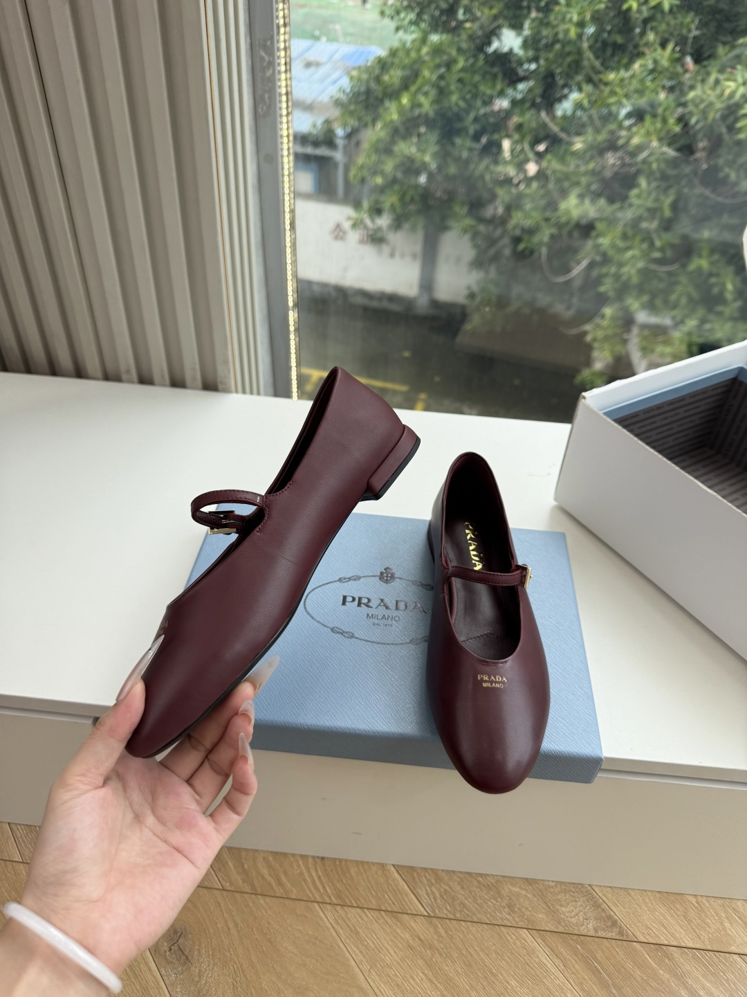 G887统一飞机盒顶级品质所见即所得Prada/普拉达26WF早春新品复古三角标褶皱粗跟平底玛丽珍鞋单鞋 当米兰1913