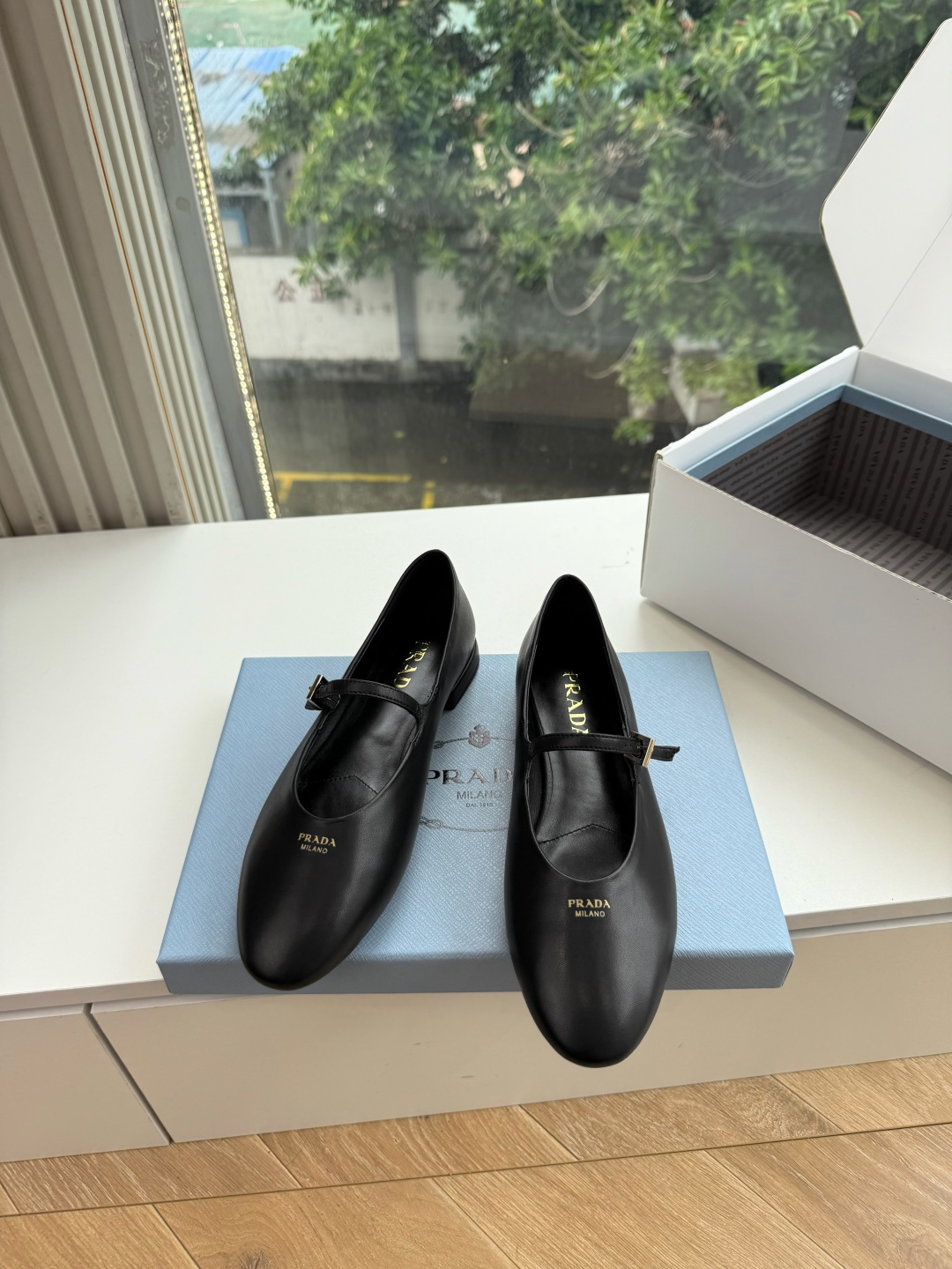 G887统一飞机盒顶级品质所见即所得Prada/普拉达26WF早春新品复古三角标褶皱粗跟平底玛丽珍鞋单鞋 当米兰1913