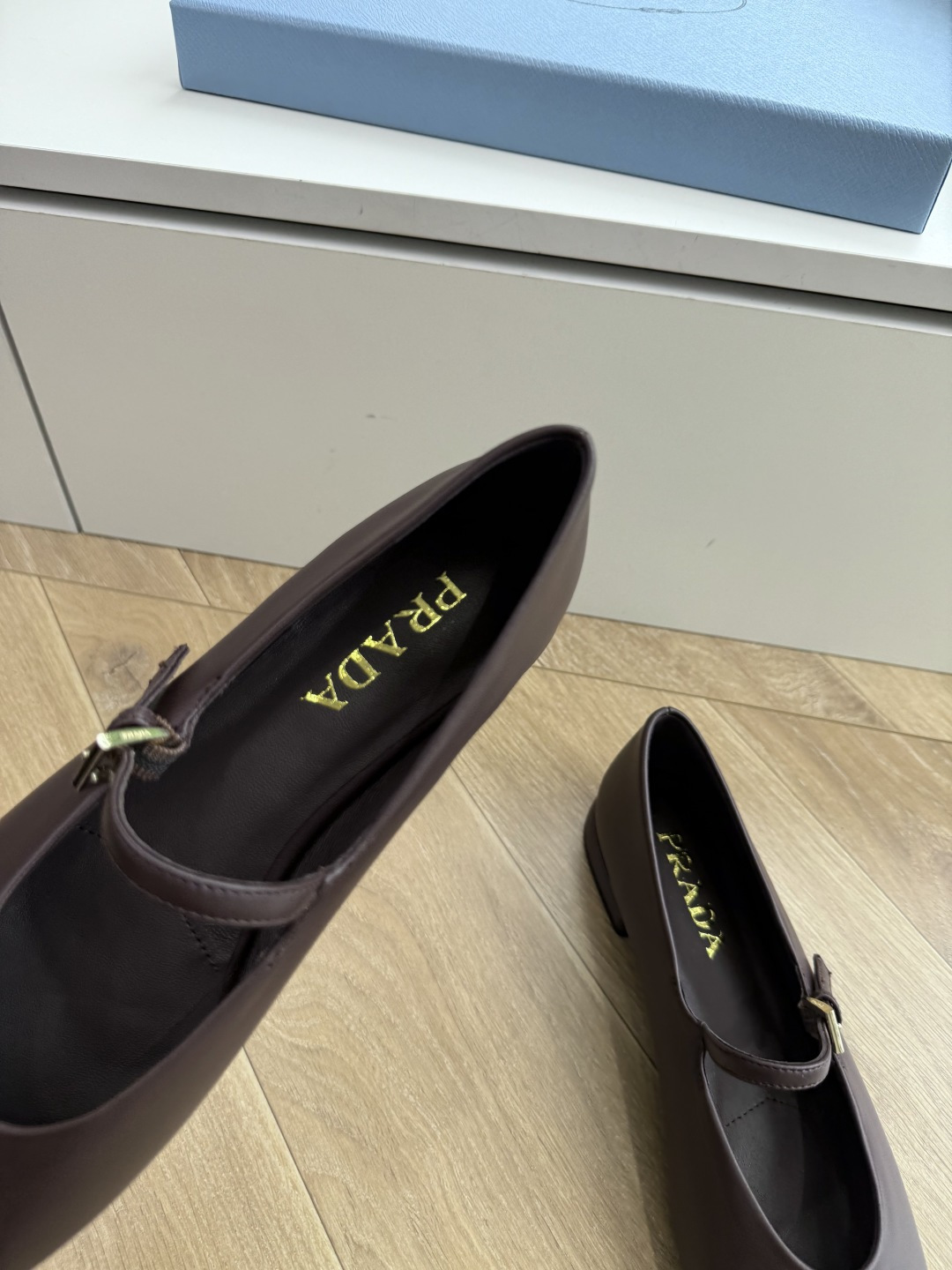 G887统一飞机盒顶级品质所见即所得Prada/普拉达26WF早春新品复古三角标褶皱粗跟平底玛丽珍鞋单鞋 当米兰1913 G887统一飞机盒顶级品质所见即所得Prada/普拉达26WF早春新品复古三角标褶皱粗跟平底玛丽珍鞋单鞋 当米兰1913