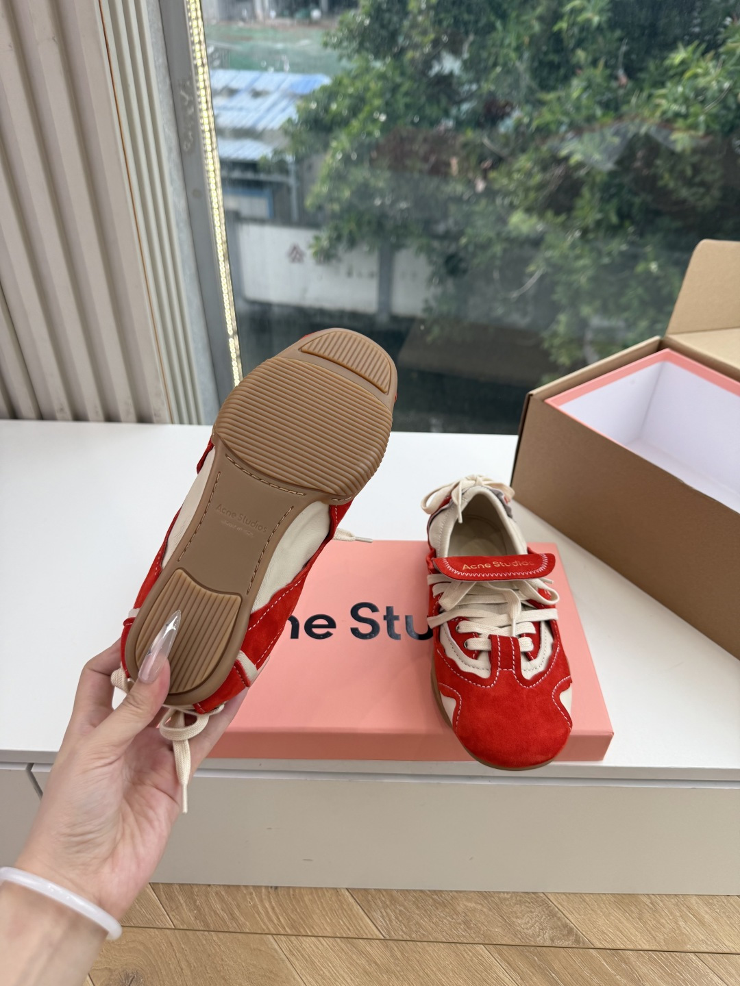 所见即所得出货快G130Acne Studios新款芭蕾舞运动鞋(Acne Studios将运动鞋与当下热门的芭蕾舞鞋元 所见即所得出货快G130Acne Studios新款芭蕾舞运动鞋(Acne Studios将运动鞋与当下热门的芭蕾舞鞋元