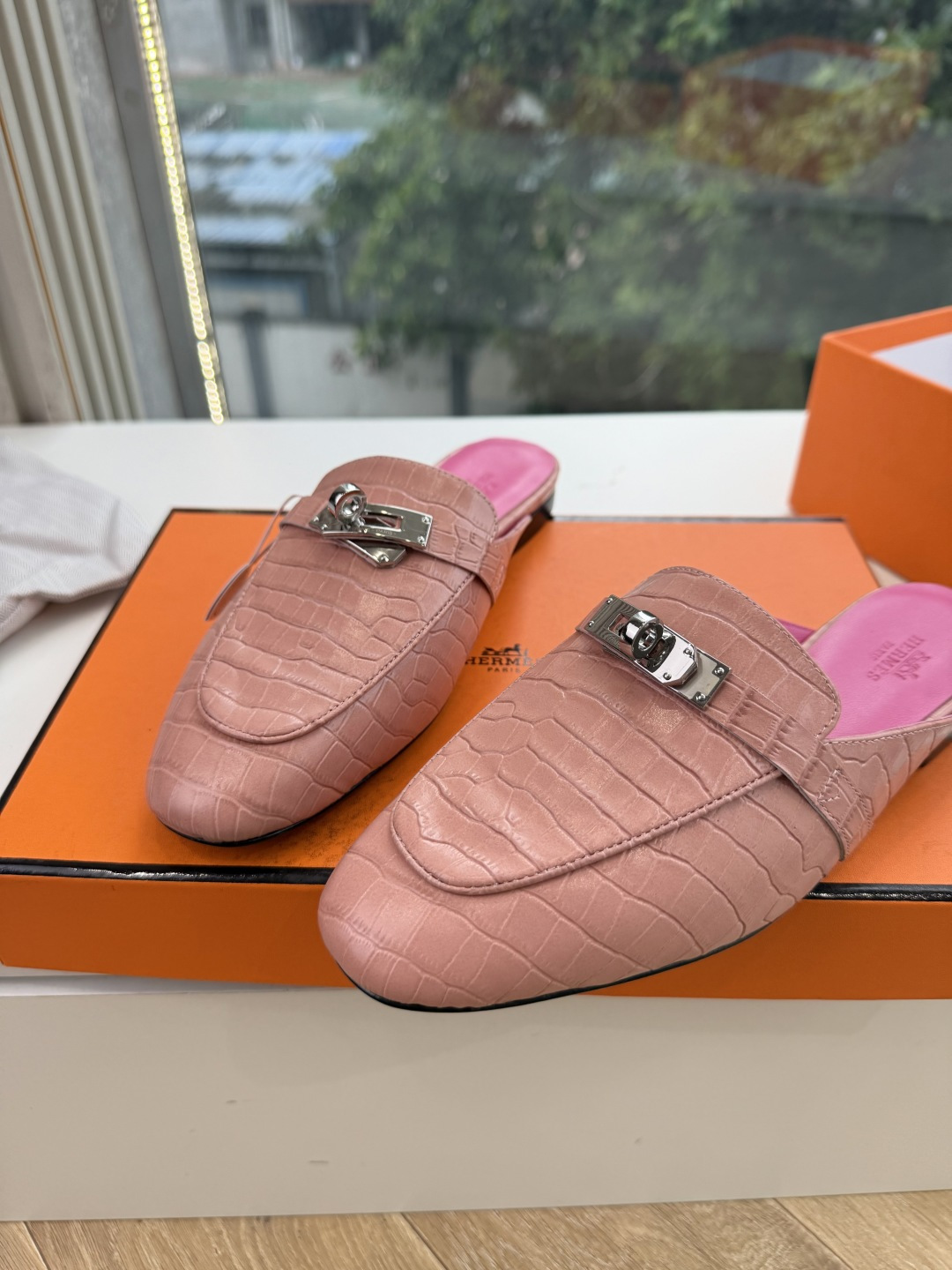 G393顶级版本Hermes 爱马仕春新款秋冬新出穆勒拖鞋乐福鞋简直是太完美了,亲大胆入,逛街妥妥的不需要创可贴还更新了 G393顶级版本Hermes 爱马仕春新款秋冬新出穆勒拖鞋乐福鞋简直是太完美了,亲大胆入,逛街妥妥的不需要创可贴还更新了