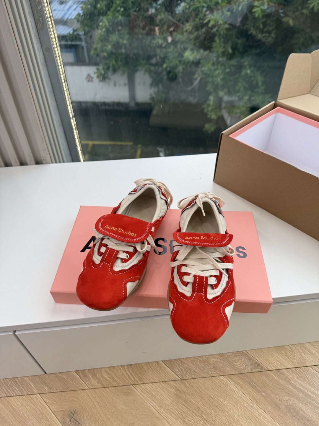 所见即所得出货快G130Acne Studios新款芭蕾舞运动鞋(Acne Studios将运动鞋与当下热门的芭蕾舞鞋元 所见即所得出货快G130Acne Studios新款芭蕾舞运动鞋(Acne Studios将运动鞋与当下热门的芭蕾舞鞋元