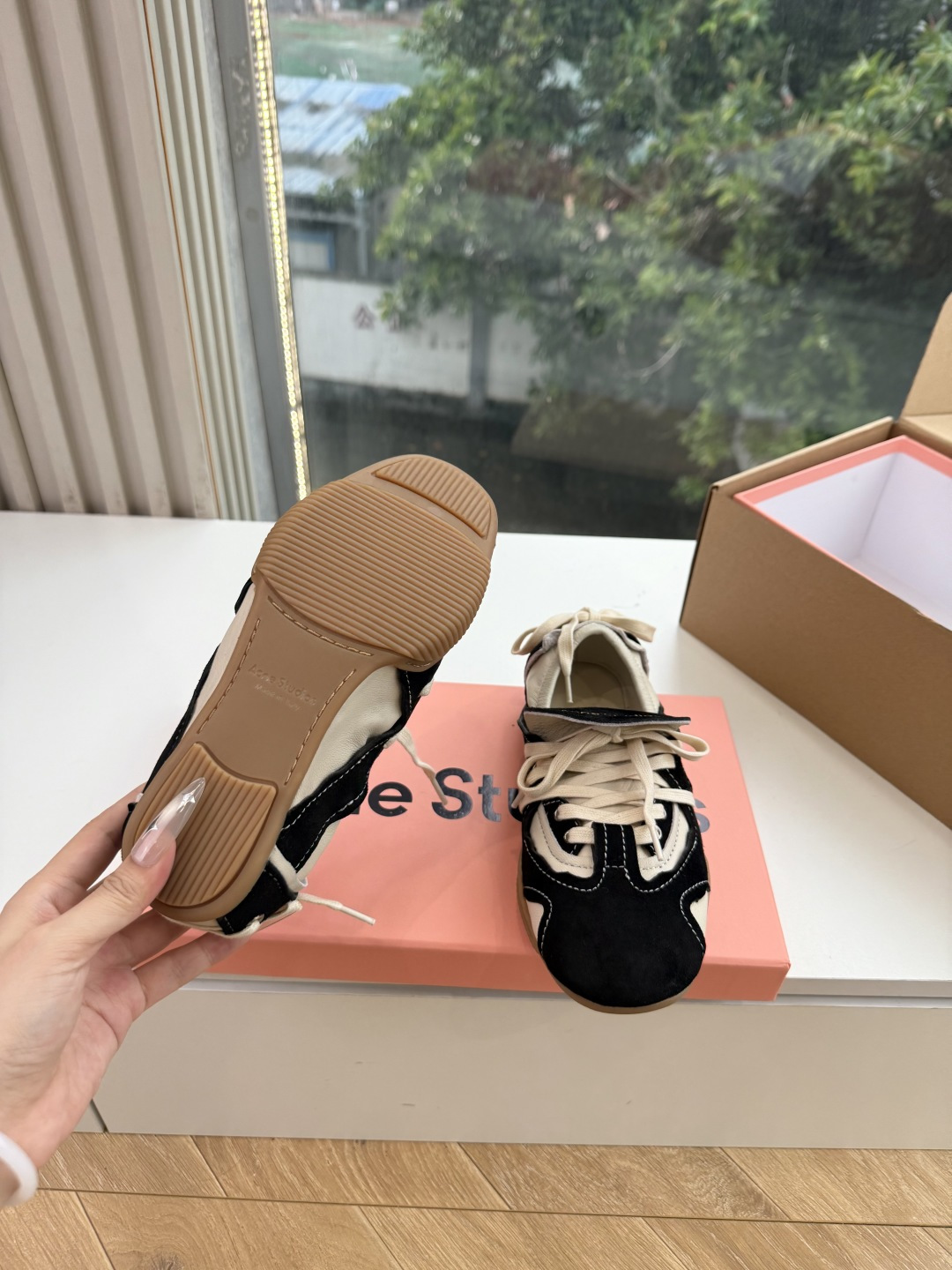 所见即所得出货快G130Acne Studios新款芭蕾舞运动鞋(Acne Studios将运动鞋与当下热门的芭蕾舞鞋元 所见即所得出货快G130Acne Studios新款芭蕾舞运动鞋(Acne Studios将运动鞋与当下热门的芭蕾舞鞋元