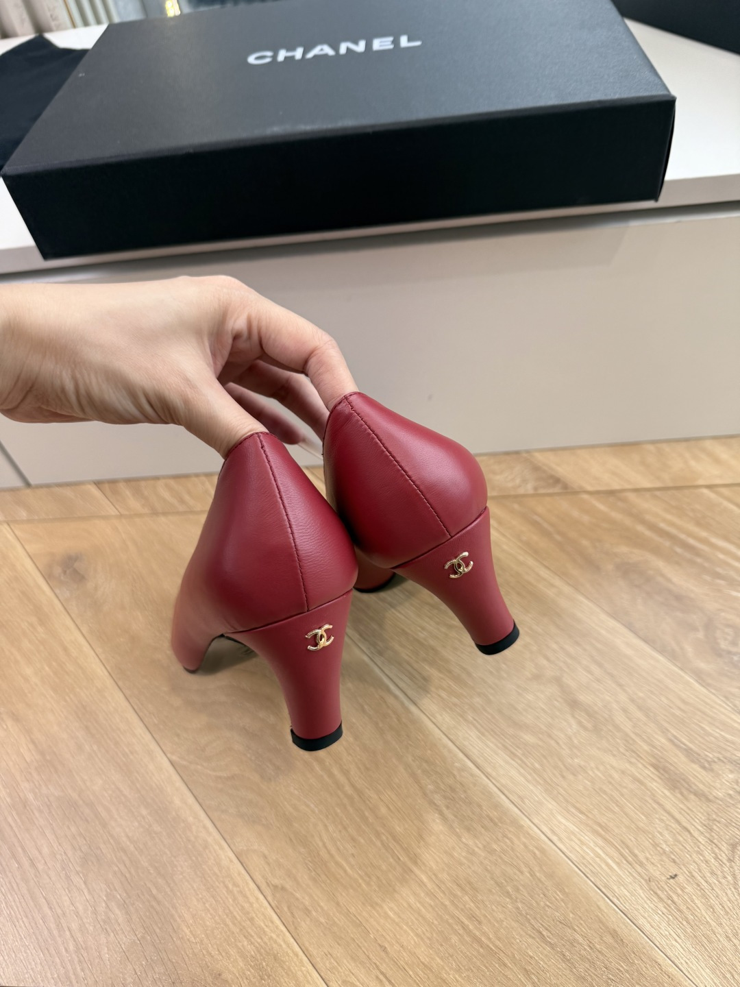 G238Chane*26ss新款玛丽珍单鞋高跟鞋凉鞋 温柔名媛的氛围感缓缓蔓延,圆润鞋头搭配精巧的小蝴蝶结,撞色方头贴标 G238Chane*26ss新款玛丽珍单鞋高跟鞋凉鞋 温柔名媛的氛围感缓缓蔓延,圆润鞋头搭配精巧的小蝴蝶结,撞色方头贴标