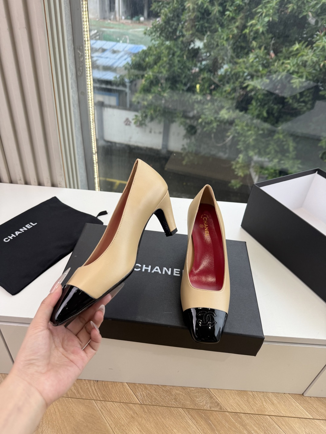 G238Chane*26ss新款玛丽珍单鞋高跟鞋凉鞋 温柔名媛的氛围感缓缓蔓延,圆润鞋头搭配精巧的小蝴蝶结,撞色方头贴标 G238Chane*26ss新款玛丽珍单鞋高跟鞋凉鞋 温柔名媛的氛围感缓缓蔓延,圆润鞋头搭配精巧的小蝴蝶结,撞色方头贴标