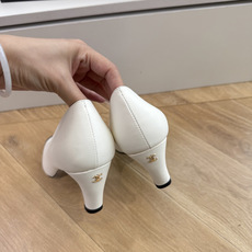 G238Chane*26ss新款玛丽珍单鞋高跟鞋凉鞋 温柔名媛的氛围感缓缓蔓延,圆润鞋头搭配精巧的小蝴蝶结,撞色方头贴标 G238Chane*26ss新款玛丽珍单鞋高跟鞋凉鞋 温柔名媛的氛围感缓缓蔓延,圆润鞋头搭配精巧的小蝴蝶结,撞色方头贴标