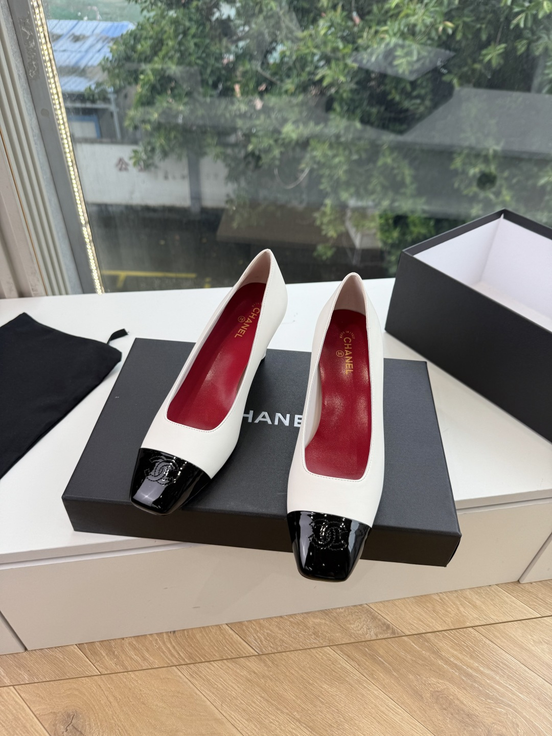 G238Chane*26ss新款玛丽珍单鞋高跟鞋凉鞋 温柔名媛的氛围感缓缓蔓延,圆润鞋头搭配精巧的小蝴蝶结,撞色方头贴标 G238Chane*26ss新款玛丽珍单鞋高跟鞋凉鞋 温柔名媛的氛围感缓缓蔓延,圆润鞋头搭配精巧的小蝴蝶结,撞色方头贴标