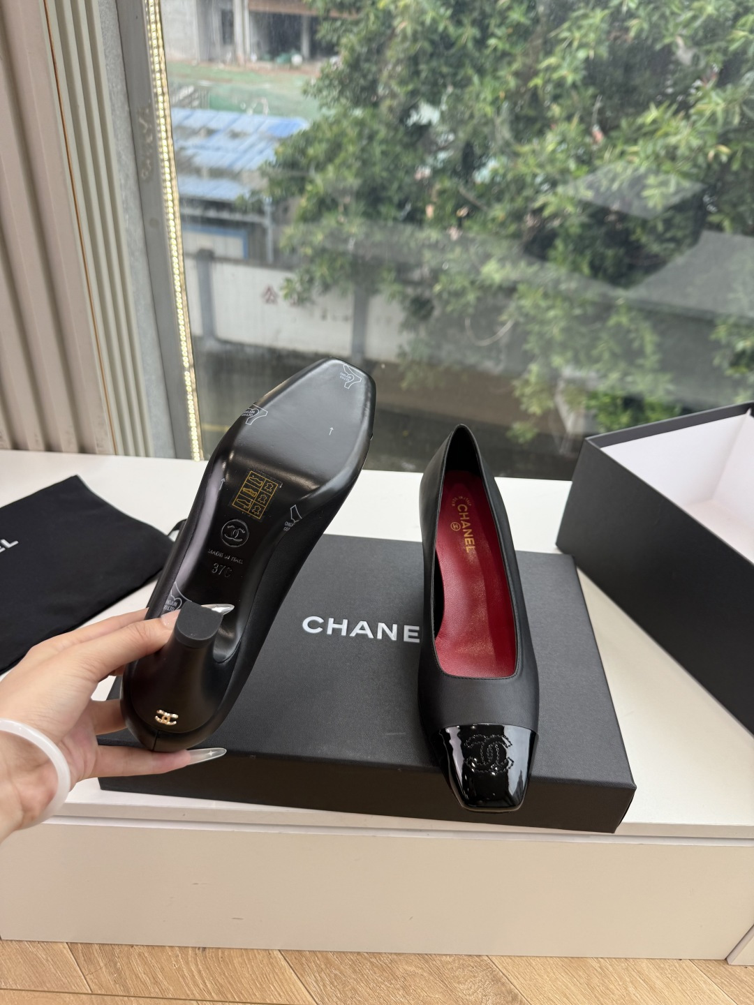 G238Chane*26ss新款玛丽珍单鞋高跟鞋凉鞋 温柔名媛的氛围感缓缓蔓延,圆润鞋头搭配精巧的小蝴蝶结,撞色方头贴标 G238Chane*26ss新款玛丽珍单鞋高跟鞋凉鞋 温柔名媛的氛围感缓缓蔓延,圆润鞋头搭配精巧的小蝴蝶结,撞色方头贴标