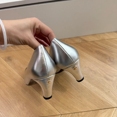 G238Chane*26ss新款玛丽珍单鞋高跟鞋凉鞋 温柔名媛的氛围感缓缓蔓延,圆润鞋头搭配精巧的小蝴蝶结,撞色方头贴标 G238Chane*26ss新款玛丽珍单鞋高跟鞋凉鞋 温柔名媛的氛围感缓缓蔓延,圆润鞋头搭配精巧的小蝴蝶结,撞色方头贴标