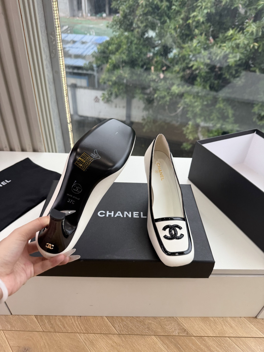 G238Chane*26ss新款玛丽珍单鞋高跟鞋凉鞋 温柔名媛的氛围感缓缓蔓延,圆润鞋头搭配精巧的小蝴蝶结,撞色方头贴标 G238Chane*26ss新款玛丽珍单鞋高跟鞋凉鞋 温柔名媛的氛围感缓缓蔓延,圆润鞋头搭配精巧的小蝴蝶结,撞色方头贴标