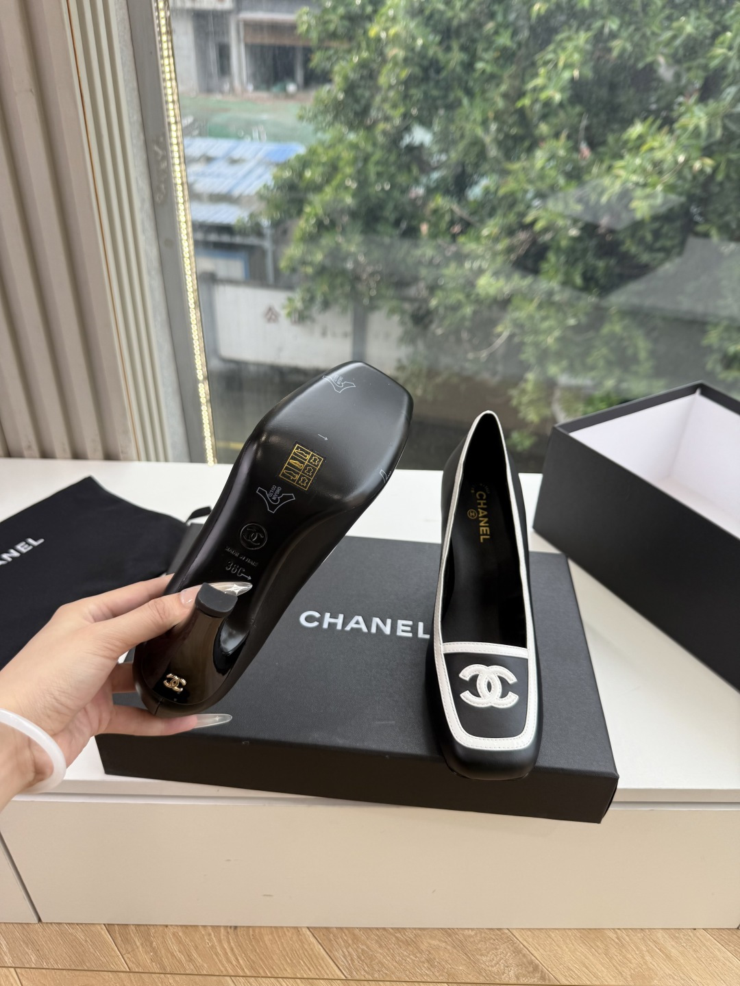 G238Chane*26ss新款玛丽珍单鞋高跟鞋凉鞋 温柔名媛的氛围感缓缓蔓延,圆润鞋头搭配精巧的小蝴蝶结,撞色方头贴标 G238Chane*26ss新款玛丽珍单鞋高跟鞋凉鞋 温柔名媛的氛围感缓缓蔓延,圆润鞋头搭配精巧的小蝴蝶结,撞色方头贴标