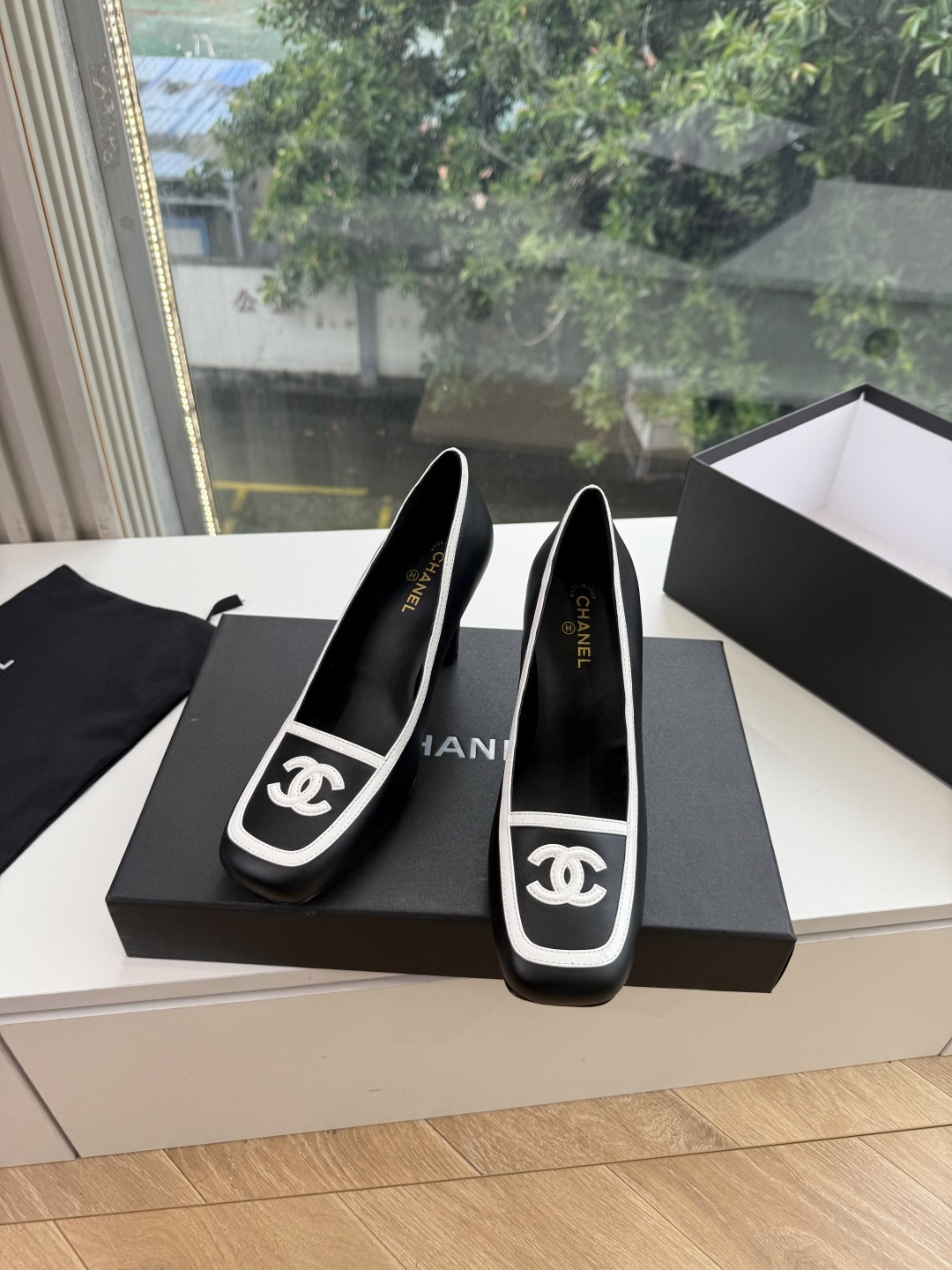 G238Chane*26ss新款玛丽珍单鞋高跟鞋凉鞋 温柔名媛的氛围感缓缓蔓延,圆润鞋头搭配精巧的小蝴蝶结,撞色方头贴标 G238Chane*26ss新款玛丽珍单鞋高跟鞋凉鞋 温柔名媛的氛围感缓缓蔓延,圆润鞋头搭配精巧的小蝴蝶结,撞色方头贴标