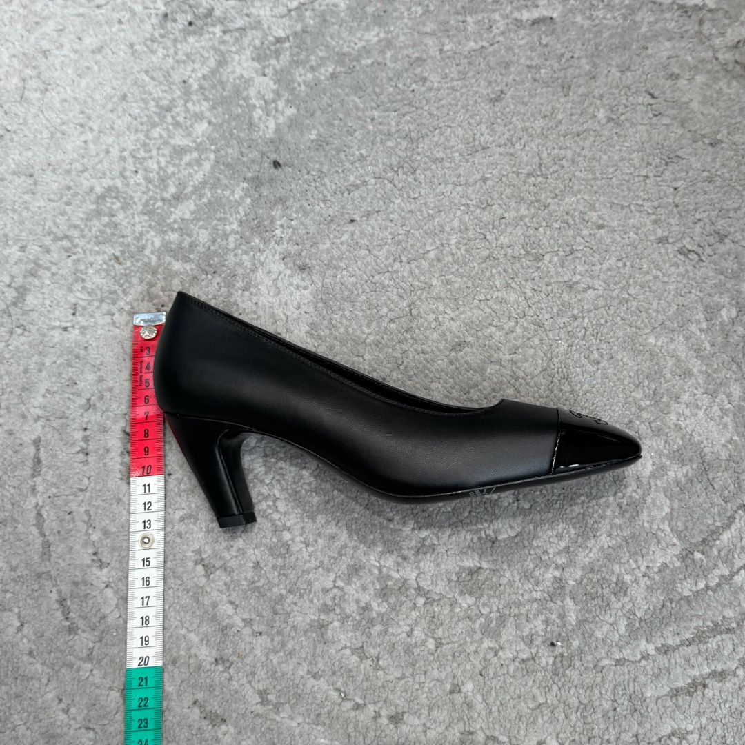 G238Chane*26ss新款玛丽珍单鞋高跟鞋凉鞋 温柔名媛的氛围感缓缓蔓延,圆润鞋头搭配精巧的小蝴蝶结,撞色方头贴标 G238Chane*26ss新款玛丽珍单鞋高跟鞋凉鞋 温柔名媛的氛围感缓缓蔓延,圆润鞋头搭配精巧的小蝴蝶结,撞色方头贴标