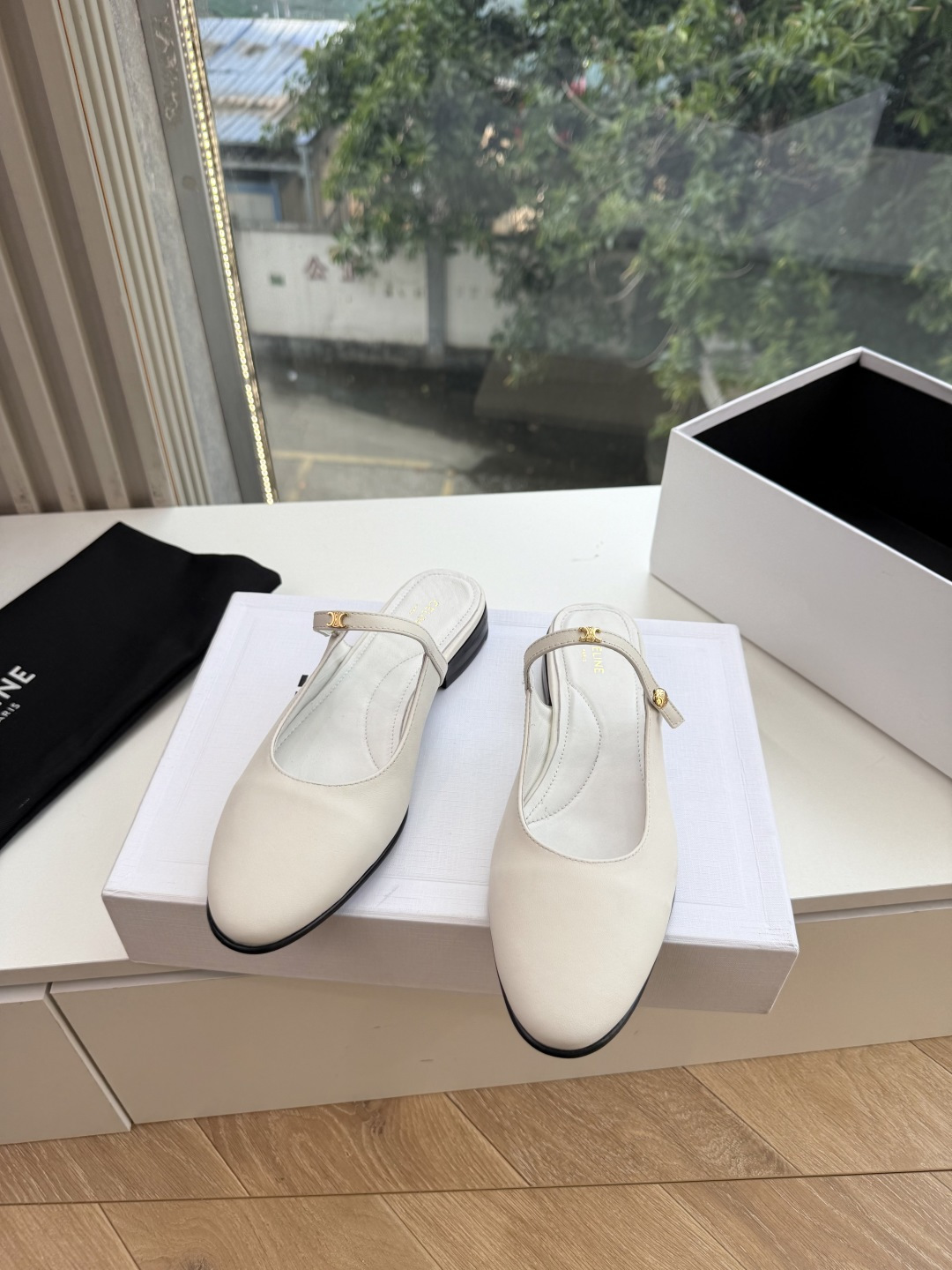 G339顶级品质 2026春夏新款玛丽半拖 Celine新款包头穆勒单鞋优雅又低调迷人 上脚真的超级显瘦超级美 C家特 G339顶级品质 2026春夏新款玛丽半拖 Celine新款包头穆勒单鞋优雅又低调迷人 上脚真的超级显瘦超级美 C家特