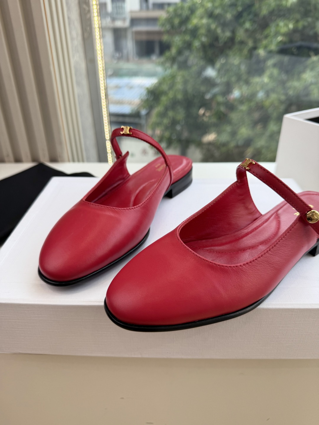 G339顶级品质 2026春夏新款玛丽半拖 Celine新款包头穆勒单鞋优雅又低调迷人 上脚真的超级显瘦超级美 C家特 G339顶级品质 2026春夏新款玛丽半拖 Celine新款包头穆勒单鞋优雅又低调迷人 上脚真的超级显瘦超级美 C家特