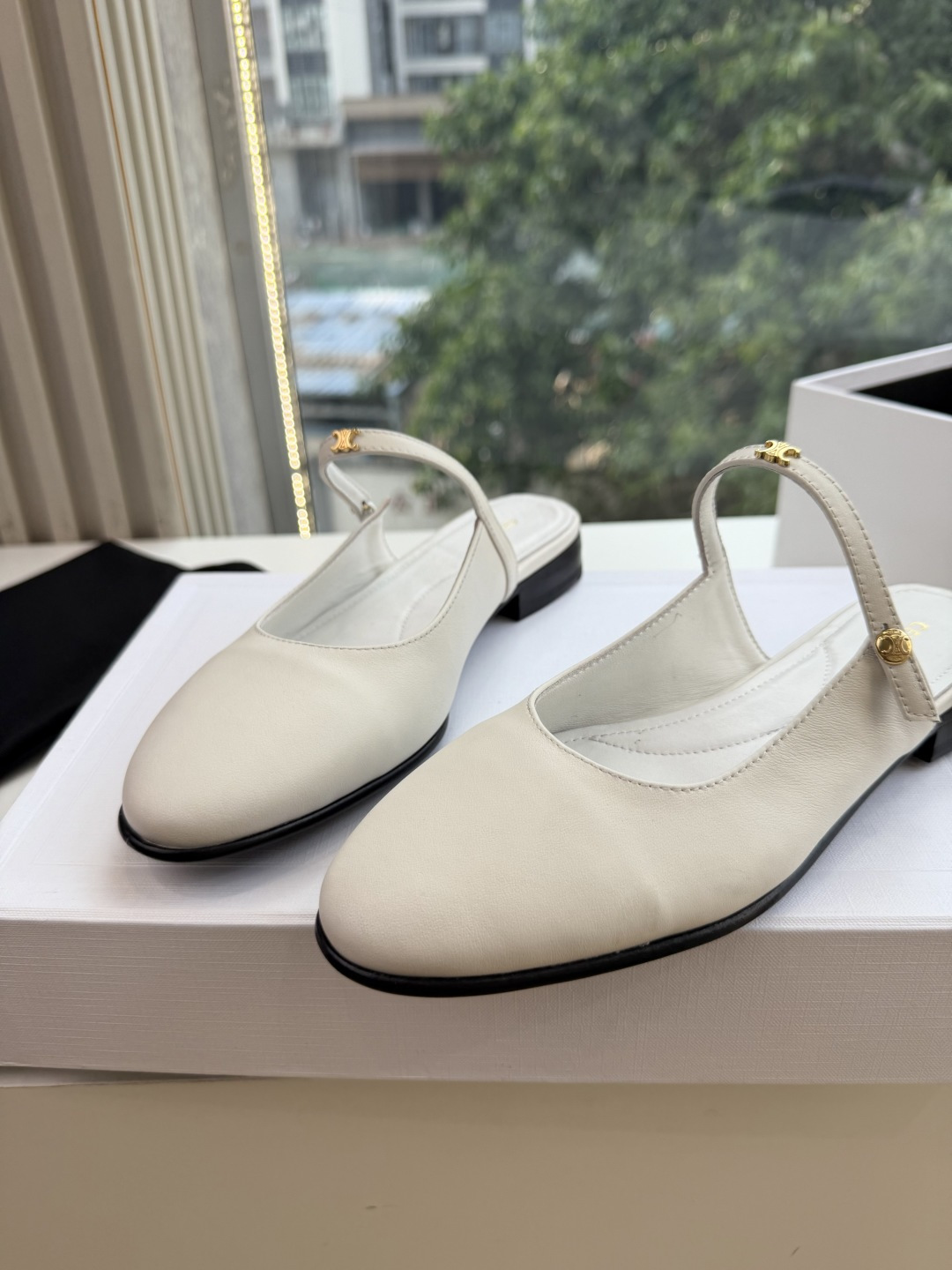 G339顶级品质 2026春夏新款玛丽半拖 Celine新款包头穆勒单鞋优雅又低调迷人 上脚真的超级显瘦超级美 C家特 G339顶级品质 2026春夏新款玛丽半拖 Celine新款包头穆勒单鞋优雅又低调迷人 上脚真的超级显瘦超级美 C家特