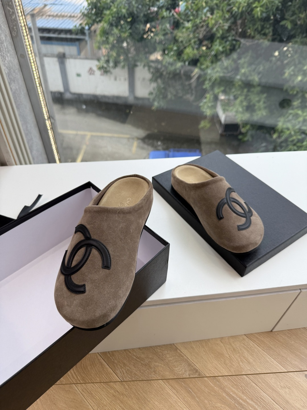 G012😀CHANEL* 香奈儿小香2026专柜同步新包头穆勒拖鞋 极简设计 超好搭配的日常款、无论高度 质感都无可挑剔 G012😀CHANEL* 香奈儿小香2026专柜同步新包头穆勒拖鞋 极简设计 超好搭配的日常款、无论高度 质感都无可挑剔