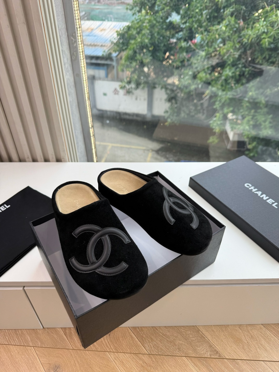G012😀CHANEL* 香奈儿小香2026专柜同步新包头穆勒拖鞋 极简设计 超好搭配的日常款、无论高度 质感都无可挑剔 G012😀CHANEL* 香奈儿小香2026专柜同步新包头穆勒拖鞋 极简设计 超好搭配的日常款、无论高度 质感都无可挑剔