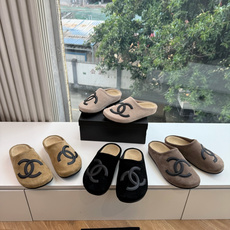 G012😀CHANEL* 香奈儿小香2026专柜同步新包头穆勒拖鞋 极简设计 超好搭配的日常款、无论高度 质感都无可挑剔 G012😀CHANEL* 香奈儿小香2026专柜同步新包头穆勒拖鞋 极简设计 超好搭配的日常款、无论高度 质感都无可挑剔