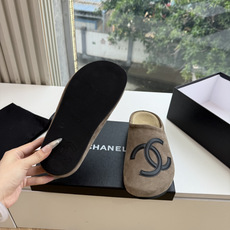 G012😀CHANEL* 香奈儿小香2026专柜同步新包头穆勒拖鞋 极简设计 超好搭配的日常款、无论高度 质感都无可挑剔 G012😀CHANEL* 香奈儿小香2026专柜同步新包头穆勒拖鞋 极简设计 超好搭配的日常款、无论高度 质感都无可挑剔