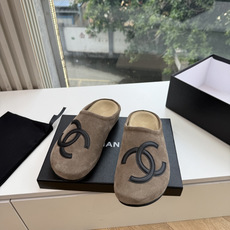 G012😀CHANEL* 香奈儿小香2026专柜同步新包头穆勒拖鞋 极简设计 超好搭配的日常款、无论高度 质感都无可挑剔 G012😀CHANEL* 香奈儿小香2026专柜同步新包头穆勒拖鞋 极简设计 超好搭配的日常款、无论高度 质感都无可挑剔