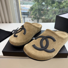 G012😀CHANEL* 香奈儿小香2026专柜同步新包头穆勒拖鞋 极简设计 超好搭配的日常款、无论高度 质感都无可挑剔 G012😀CHANEL* 香奈儿小香2026专柜同步新包头穆勒拖鞋 极简设计 超好搭配的日常款、无论高度 质感都无可挑剔