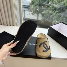 G012😀CHANEL* 香奈儿小香2026专柜同步新包头穆勒拖鞋 极简设计 超好搭配的日常款、无论高度 质感都无可挑剔 G012😀CHANEL* 香奈儿小香2026专柜同步新包头穆勒拖鞋 极简设计 超好搭配的日常款、无论高度 质感都无可挑剔