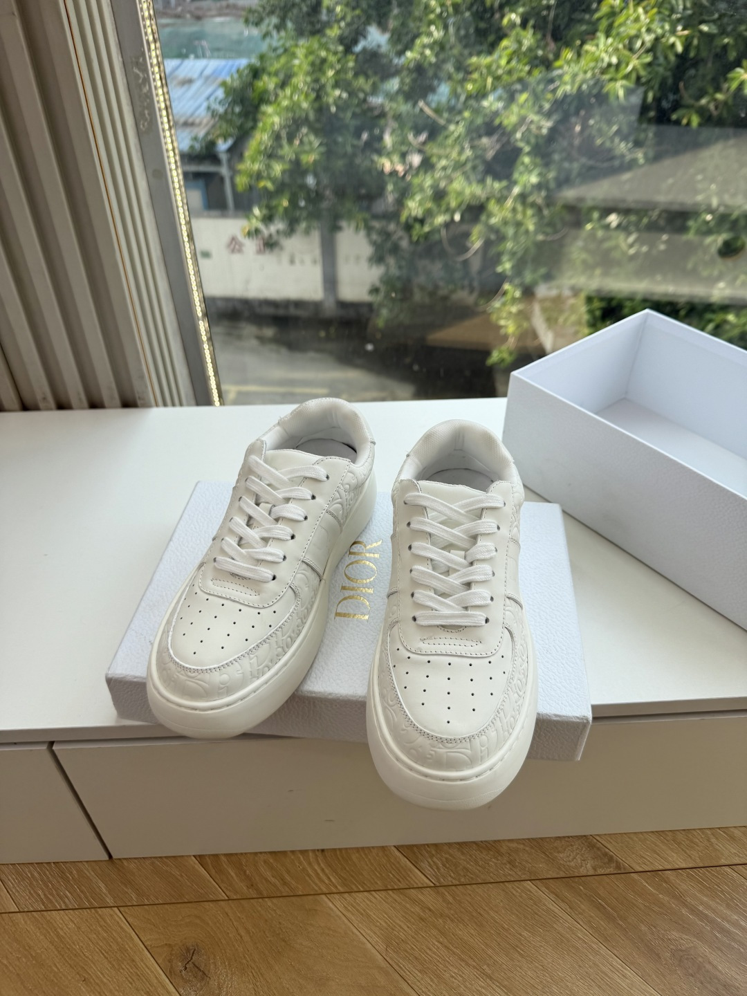 代购级别所即所得G0133C'est Dior 迪奥 新色休闲运动鞋‘以牛皮革刺绣五角星设计轻盈透气。侧边的CD字母非常