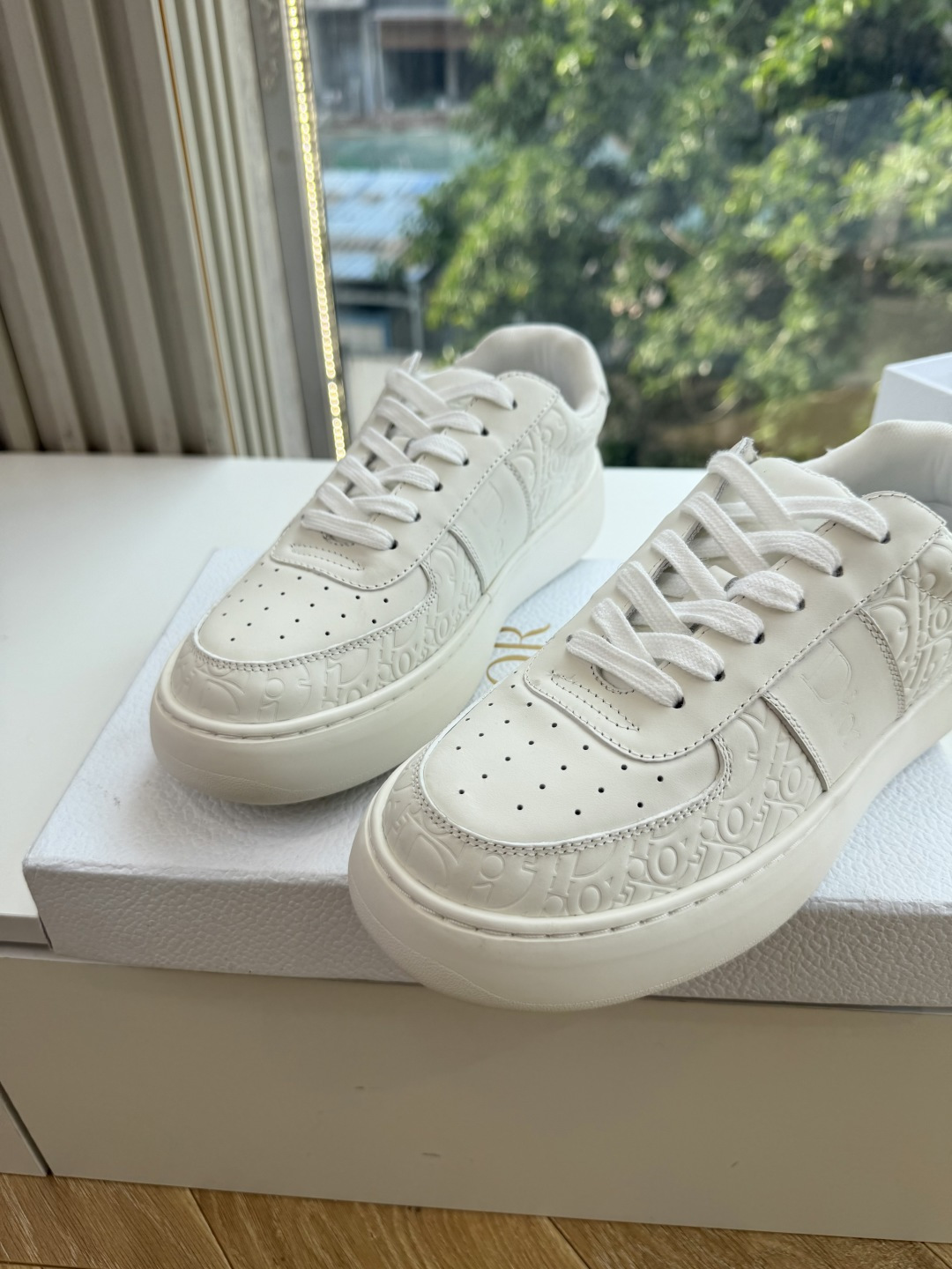 代购级别所即所得G0133C'est Dior 迪奥 新色休闲运动鞋‘以牛皮革刺绣五角星设计轻盈透气。侧边的CD字母非常