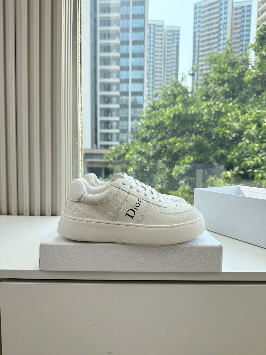 代购级别所即所得G0133C'est Dior 迪奥 新色休闲运动鞋‘以牛皮革刺绣五角星设计轻盈透气。侧边的CD字母非常